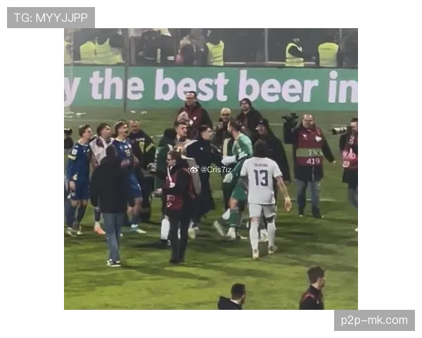 波黑球童奇兹米奇拿走多纳鲁马点球小抄，决定拍卖纸条捐款